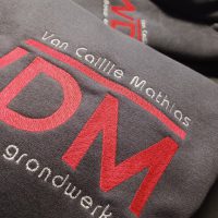 sweater met logo geborduurd
