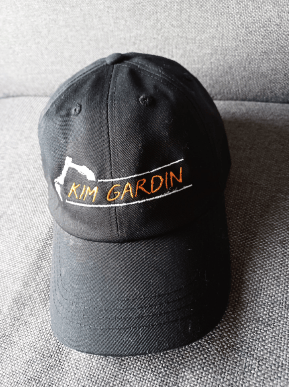 pet met logo geborduurd