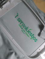 sweater met logo geborduurd