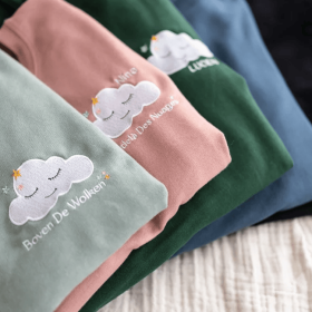 sweater Boven De Wolken geborduurd